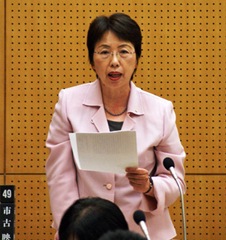 一般会計補正予算案に市古映美議員が代表質疑