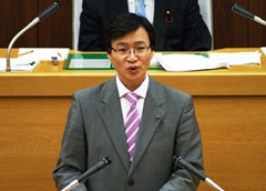 日本共産党を代表して石川建二議員が代表討論