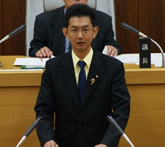 水道料金と工業用水道料金の改定案に対する修正案を提出 佐野仁昭議員が提案説明