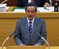 高卒者の就職確保・市民生活支援を要求～竹間団長が代表質問