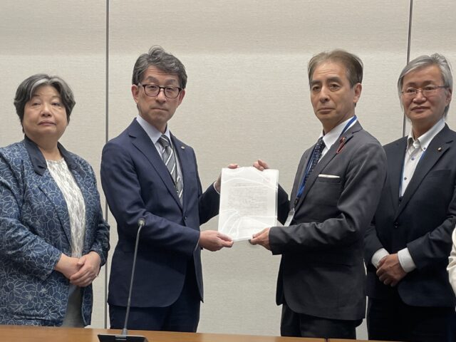 イラン情勢への対策を求める要望書を市長に提出しました。
